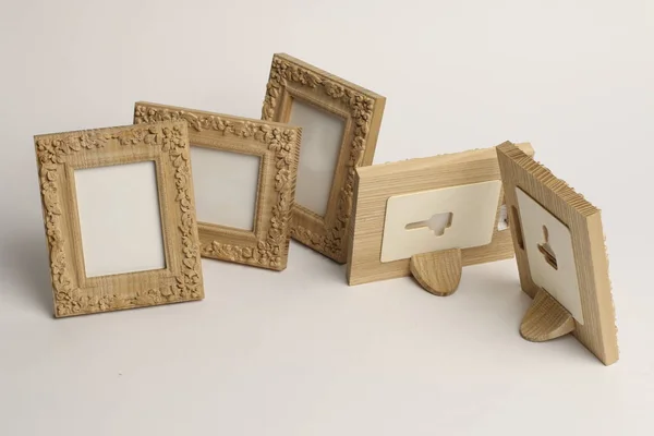 Rotační miniaturní, které dřevěné rámy pro fotografie nebo obrazy, fotografoval na bílém pozadí — Stock fotografie