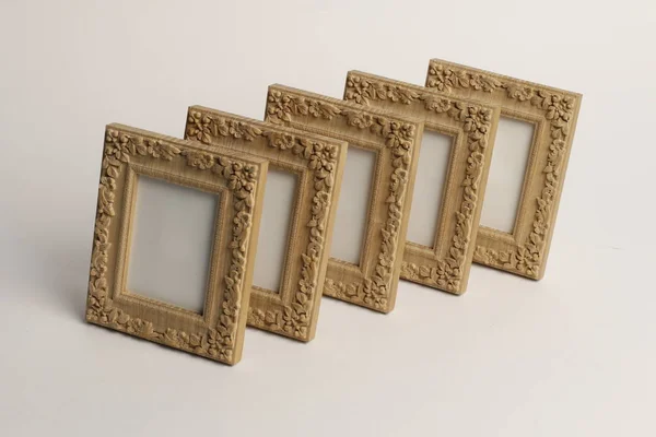 Molduras rotativas em miniatura de madeira cortadas para fotografias ou pinturas, fotografadas sobre fundo branco — Fotografia de Stock