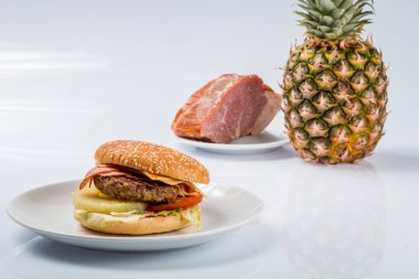 çizburger Ananas taze pastırma ile bir tabakta ve olgun ananas ile
