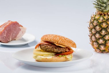 çizburger Ananas taze pastırma ile bir tabakta ve olgun ananas ile