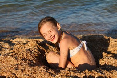 tatil, deniz, plaj yaz gününde kız mutlu batan güneşin ışınları kuma çalış