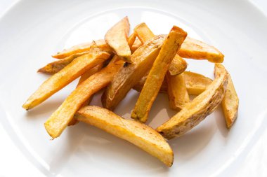 iştah açıcı kızarmış patates adet sarımsak ve tuz, bir plaka üzerinde beyaz soslu