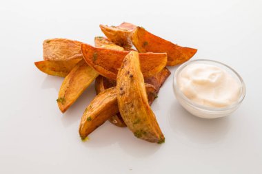 iştah açıcı kızarmış patates adet sarımsak ve tuz, bir plaka üzerinde beyaz soslu