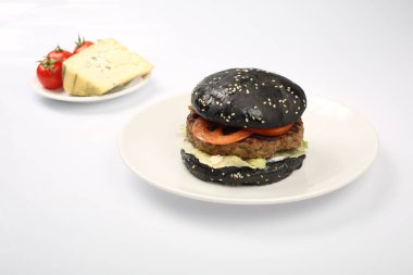 çizburger siyah ekmek, dana pirzola, pastırma, domates ve peynir dilimleri, terbiyeli bir restoran menü beyaz izole zemin üzerine sos ve yeşil salata ile