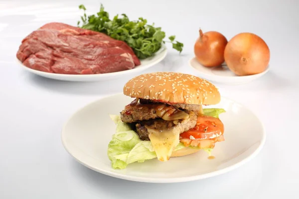 Cheeseburger, kuřecí řízek, slaninou, rajčaty a plátky sýra, oblečený s omáčkou a zelený salát pro restauraci menu na bílém pozadí izolované — Stock fotografie
