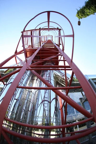 Foto panoramica grandangolare del nuovo locale caldaia alternativo con tubi, torri e serbatoi, in una chiara giornata estiva, senza persone — Foto Stock