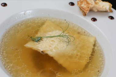 Gıda, beyaz şeffaf tavuk suyu bir tabak pilav, peynir ve köfte, içinde bir minimalist hizmet dekore edilmiş