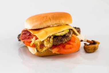 çizburger dana pirzola, pastırma, domates ve peynir dilimleri, terbiyeli bir restoran menü beyaz izole zemin üzerine sos ve yeşil salata ile