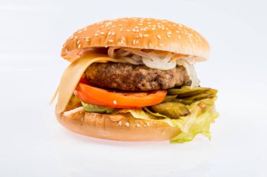 çizburger dana pirzola, pastırma, domates ve peynir dilimleri, terbiyeli bir restoran menü beyaz izole zemin üzerine sos ve yeşil salata ile