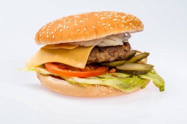 çizburger dana pirzola, pastırma, domates ve peynir dilimleri, terbiyeli bir restoran menü beyaz izole zemin üzerine sos ve yeşil salata ile