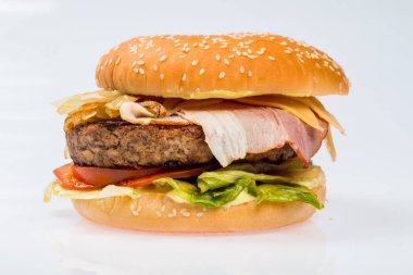 çizburger dana pirzola, pastırma, domates ve peynir dilimleri, terbiyeli bir restoran menü beyaz izole zemin üzerine sos ve yeşil salata ile