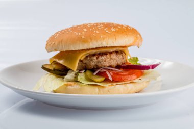 çizburger dana pirzola, pastırma, domates ve peynir dilimleri, terbiyeli bir restoran menü beyaz izole zemin üzerine sos ve yeşil salata ile