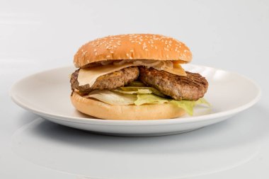 çizburger dana pirzola, pastırma, domates ve peynir dilimleri, terbiyeli bir restoran menü beyaz izole zemin üzerine sos ve yeşil salata ile