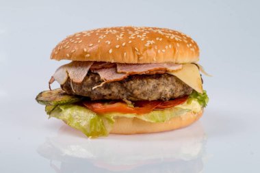 çizburger dana pirzola, pastırma, domates ve peynir dilimleri, terbiyeli bir restoran menü beyaz izole zemin üzerine sos ve yeşil salata ile