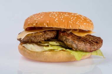 çizburger dana pirzola, pastırma, domates ve peynir dilimleri, terbiyeli bir restoran menü beyaz izole zemin üzerine sos ve yeşil salata ile
