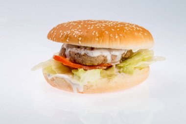 çizburger dana pirzola, pastırma, domates ve peynir dilimleri, terbiyeli bir restoran menü beyaz izole zemin üzerine sos ve yeşil salata ile