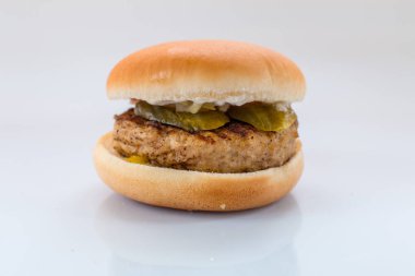 çizburger dana pirzola, pastırma, domates ve peynir dilimleri, terbiyeli bir restoran menü beyaz izole zemin üzerine sos ve yeşil salata ile