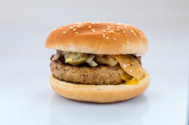 çizburger dana pirzola, pastırma, domates ve peynir dilimleri, terbiyeli bir restoran menü beyaz izole zemin üzerine sos ve yeşil salata ile