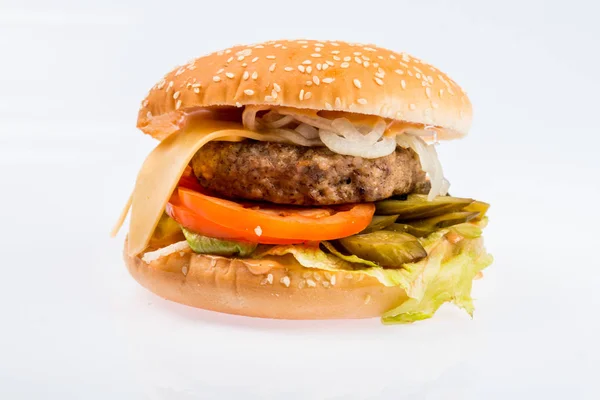 Cheeseburger z Kotlet z wołowiny, boczek, pomidory i ser plastry, doprawione sosem i Zielona sałatka dla menu w restauracji na białym tle na białym tle — Zdjęcie stockowe