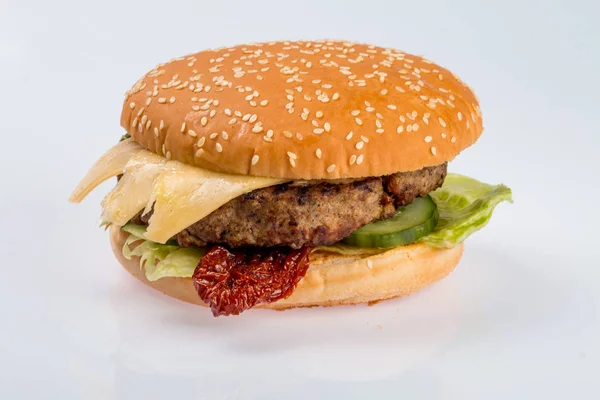 Cheeseburger z Kotlet z wołowiny, boczek, pomidory i ser plastry, doprawione sosem i Zielona sałatka dla menu w restauracji na białym tle na białym tle — Zdjęcie stockowe