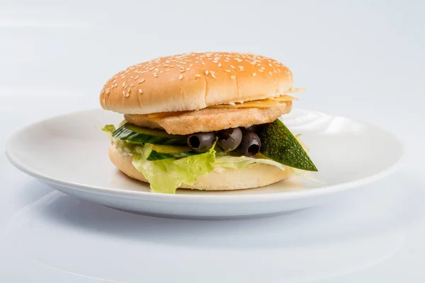 Cheeseburger cu tăietură de vită, slănină, roșii și felii de brânză, condimentate cu sos și salată verde pentru un meniu restaurant pe un fundal alb izolat — Fotografie, imagine de stoc