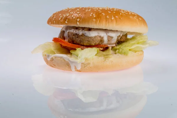 Cheeseburger z Kotlet z wołowiny, boczek, pomidory i ser plastry, doprawione sosem i Zielona sałatka dla menu w restauracji na białym tle na białym tle — Zdjęcie stockowe