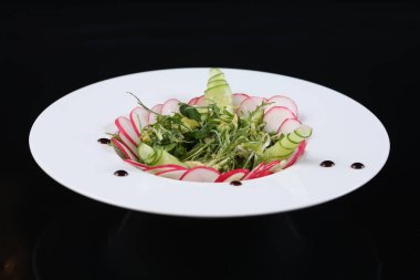 turp, roka ve salatalık, menü için sağlıklı gıda ile restoran yemek, yeşil salata