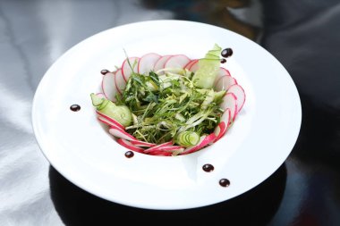 turp, roka ve salatalık, menü için sağlıklı gıda ile restoran yemek, yeşil salata