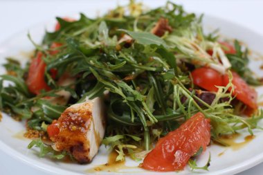 Restoran yemek, yeşil salata, salatalık, kırmızı biber, haşlanmış et, roka, domates ve greyfurt, sağlıklı gıda, yakın çekim, menü için