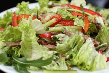 Restoran yemek, yeşil salata salatalık, kırmızı biber, pastırma ve roka, sağlıklı gıda, yakın çekim, menü için