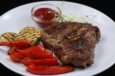 Sığır eti kebaplar bir tabak ızgara sebzeli, kabak ve Bulgar kırmızı biber, yeşillik ile dekore edilmiş