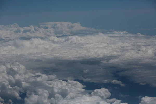 Niebo z chmur, tło, obraz charakterystyczny krajobraz — Zdjęcie stockowe