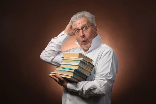 Pensador científico, filosofia, homem idoso de cabelos grisalhos numa camisa branca com livros, com luz de estúdio — Fotografia de Stock