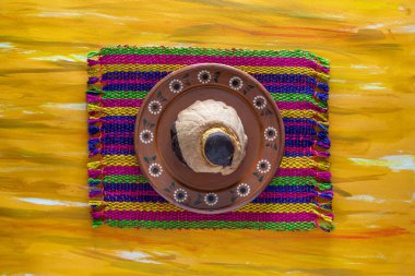 Meksika Tatlı Ekmeği, Şeker Bisküvisi ve Örülmüş Masa Örtüsü Üzerinde Çikolata.