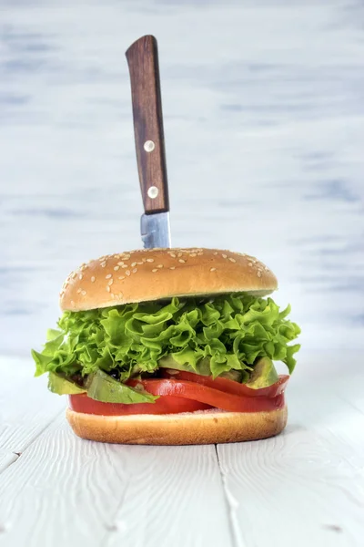Beyaz Rustik Ahşap Masa Dikey Bıçak Burger Çörek Sandviçle Marul — Stok fotoğraf
