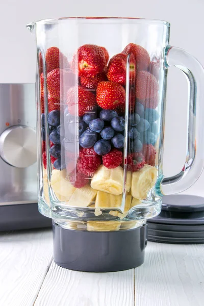 Att Göra Smoothie Färska Frukter Glas Mixerskål — Stockfoto