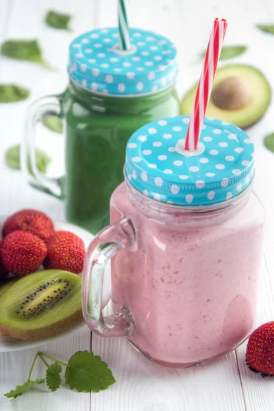 Smoothie Frutas Doces Rosa Com Smoothie Superfood Verde Superfície Madeira — Fotografia de Stock