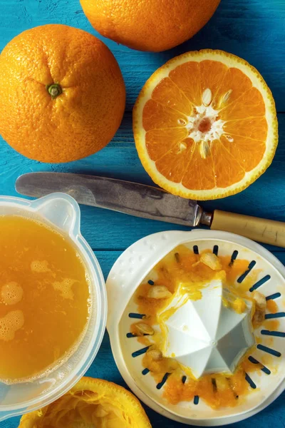 Gör Apelsinjuice Ovanifrån Apelsiner Med Manuell Citruspressen Rustika Bord Vertikal — Stockfoto