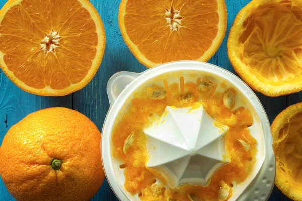 Squeezing Orange Juice Oranges Manual Hand Juicer Rustic Table Closeup — Stock Photo, Image