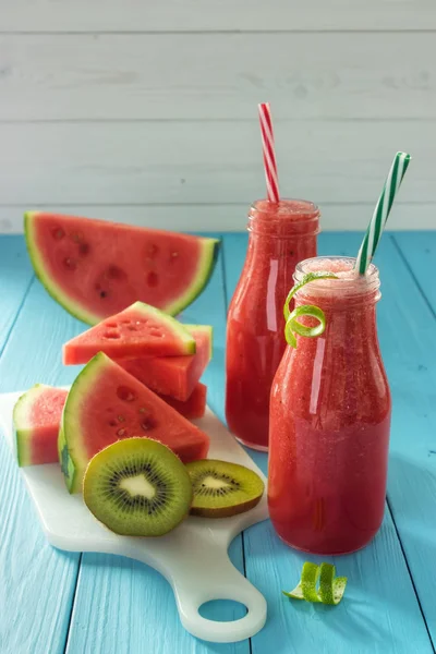 Vattenmelon Och Kiwi Smoothie Med Frukt Skivor Rustika Träbord Vertikal — Stockfoto