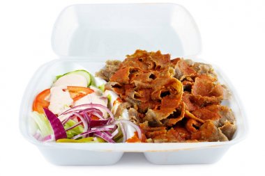 Plastik kutuda salata take-out gıda ile Kebap, gölge ile beyaz izole