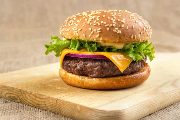 Ahşap Tahta Üzerinde Yapımı Izgara Peynir Burger — Stok fotoğraf