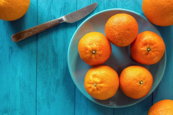 Clementinas Maduras Naranjas Con Cuchillo Sobre Mesa Rústica Madera Turquesa — Foto de Stock