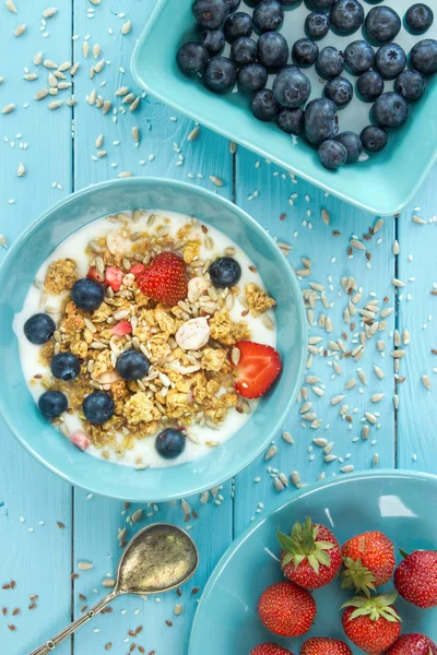 Müsli Und Joghurt Frühstück Mit Erdbeeren Blaubeeren Und Samen Auf lizenzfreie Stockfotos