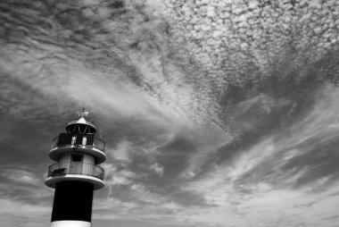 Gökyüzü ve bulutlu deniz feneri