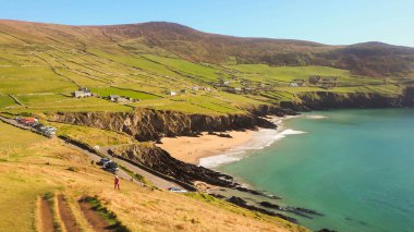 İrlanda 'da tepeler ve plajlarla manzara