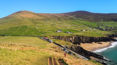 İrlanda 'da tepeler ve plajlarla manzara