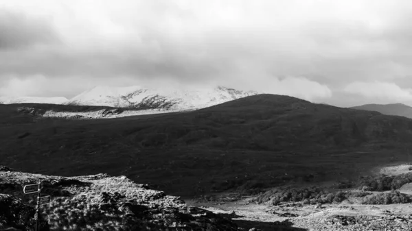 Landschaft Mit Hügeln Nebel Und Wolken Winter Irland Schwarz Weiß — Stockfoto