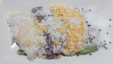 Tayland tatlıları beyaz arka planda renklidir.