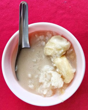 Tayland tatlısı, yapışkan pirinç, durian ve hindistan cevizi sütü kırmızı arka planda